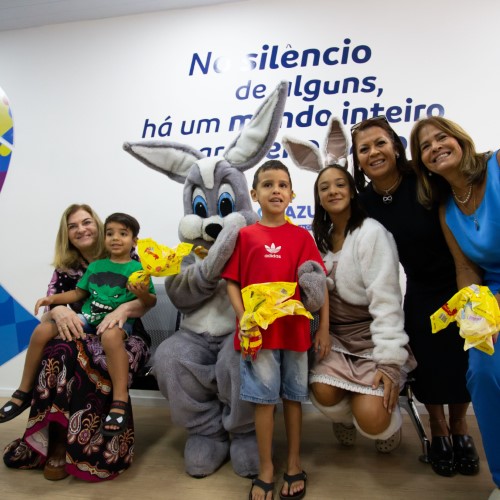 Coelhinho da Páscoa visita crianças do Laço Azul e transforma a manhã em alegria e afeto em VR
